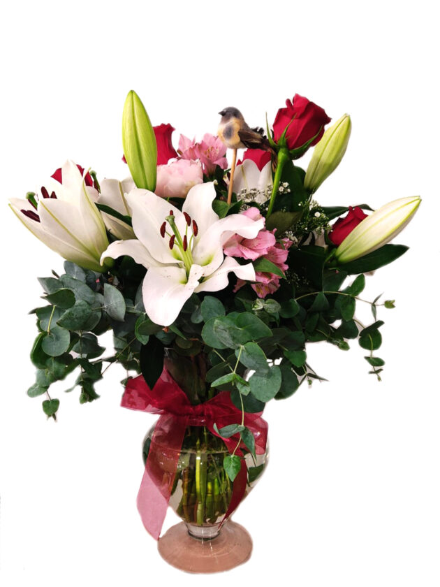 Ramo en copa de cristal con liliums blancos